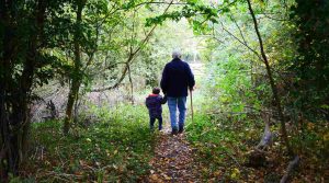 niño caminando con su abuelo